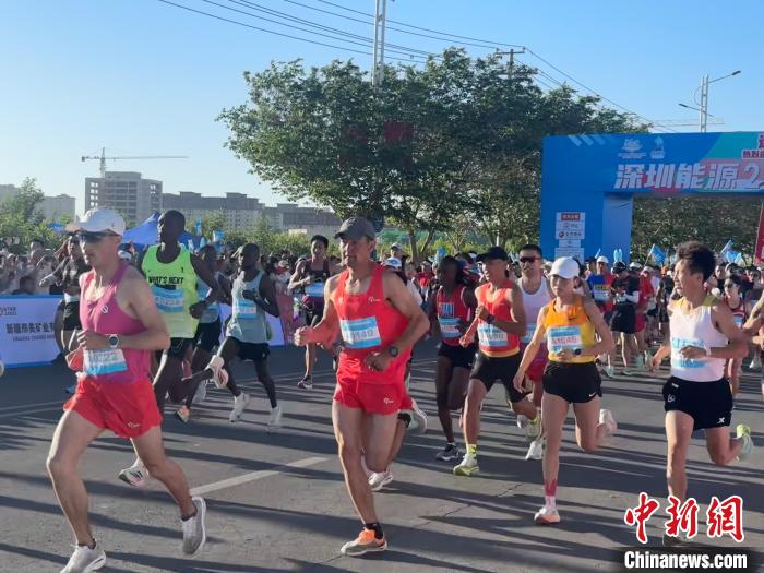 2024新疆库尔勒马拉松盛事：国内外近万名选手参