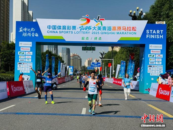 中国首个高原全程马拉松鸣枪开跑，省会海拔高