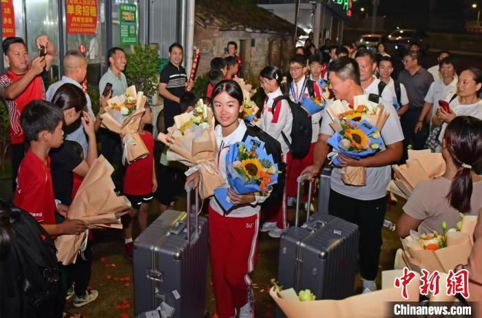 广州花都跳绳队在亚锦赛夺得8金1银3铜：一根绳