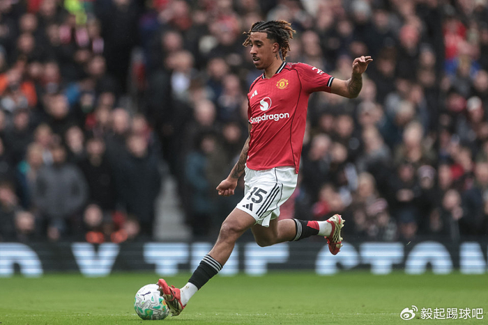 曼联新星莱尼·约罗表现引争议：天赋与成长阵痛